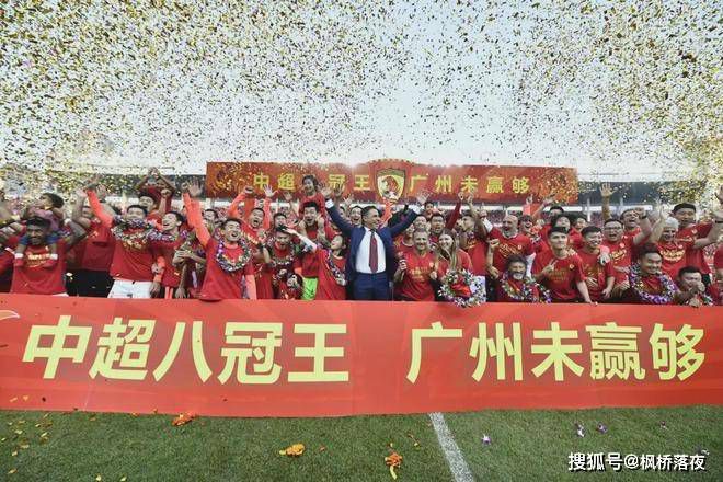 这是一次犯规，必须判给热那亚一个任意球。